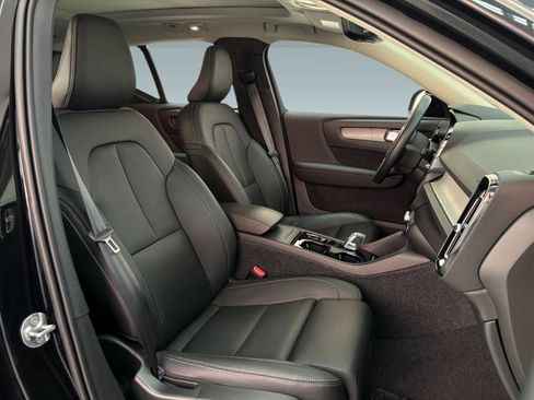 Used 2025 Volvo XC40 B5 Plus image 23