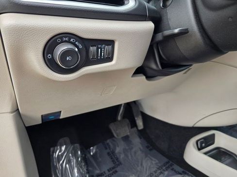 Certified 2023 Chrysler Pacifica Touring-L FWD image 24