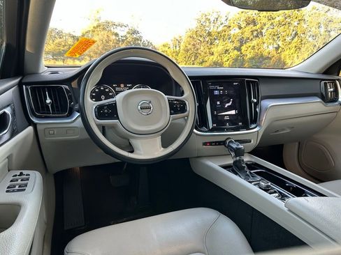 Used 2020 Volvo S60 T5 Momentum image 11