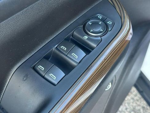 Certified 2023 GMC Acadia SLE w/ Driver Convenience Package image 17