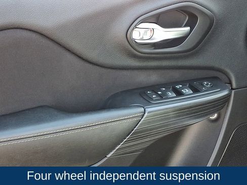 Used 2015 Jeep Cherokee Latitude w/ Comfort/Convenience Group image 22