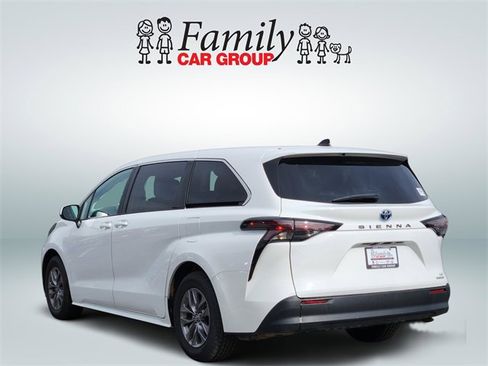 Used 2024 Toyota Sienna LE image 3