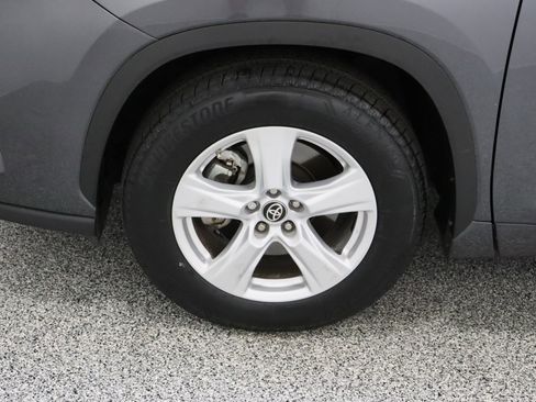Used 2025 Toyota Highlander LE FWD image 11
