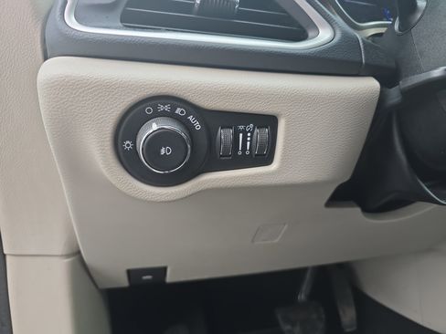 Used 2018 Chrysler Pacifica Touring-L image 20