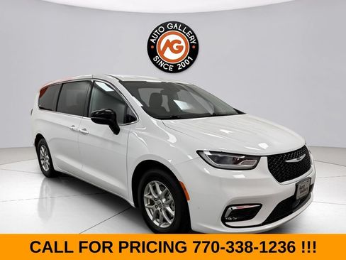 Used 2024 Chrysler Pacifica Touring-L FWD image 1