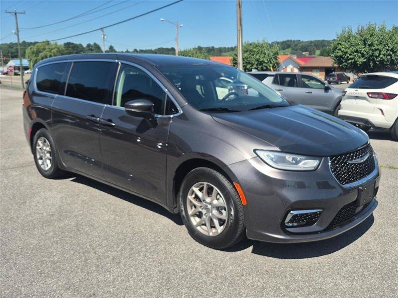 Used 2023 Chrysler Pacifica Touring-L FWD image 7