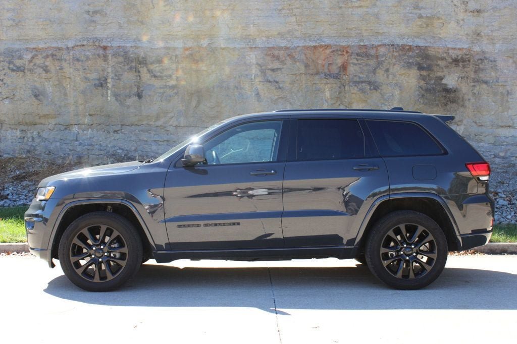 Used 2017 Jeep Grand Cherokee Altitude AWD/4WD image 4