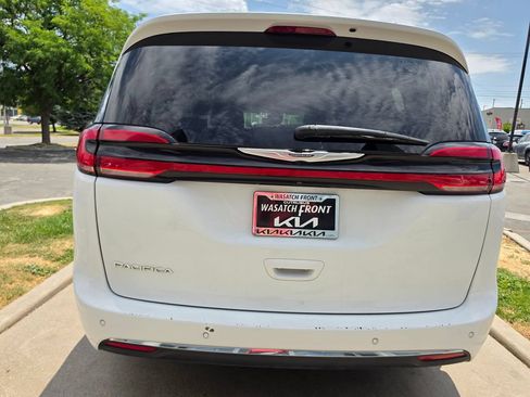 Used 2023 Chrysler Pacifica Touring-L FWD image 6