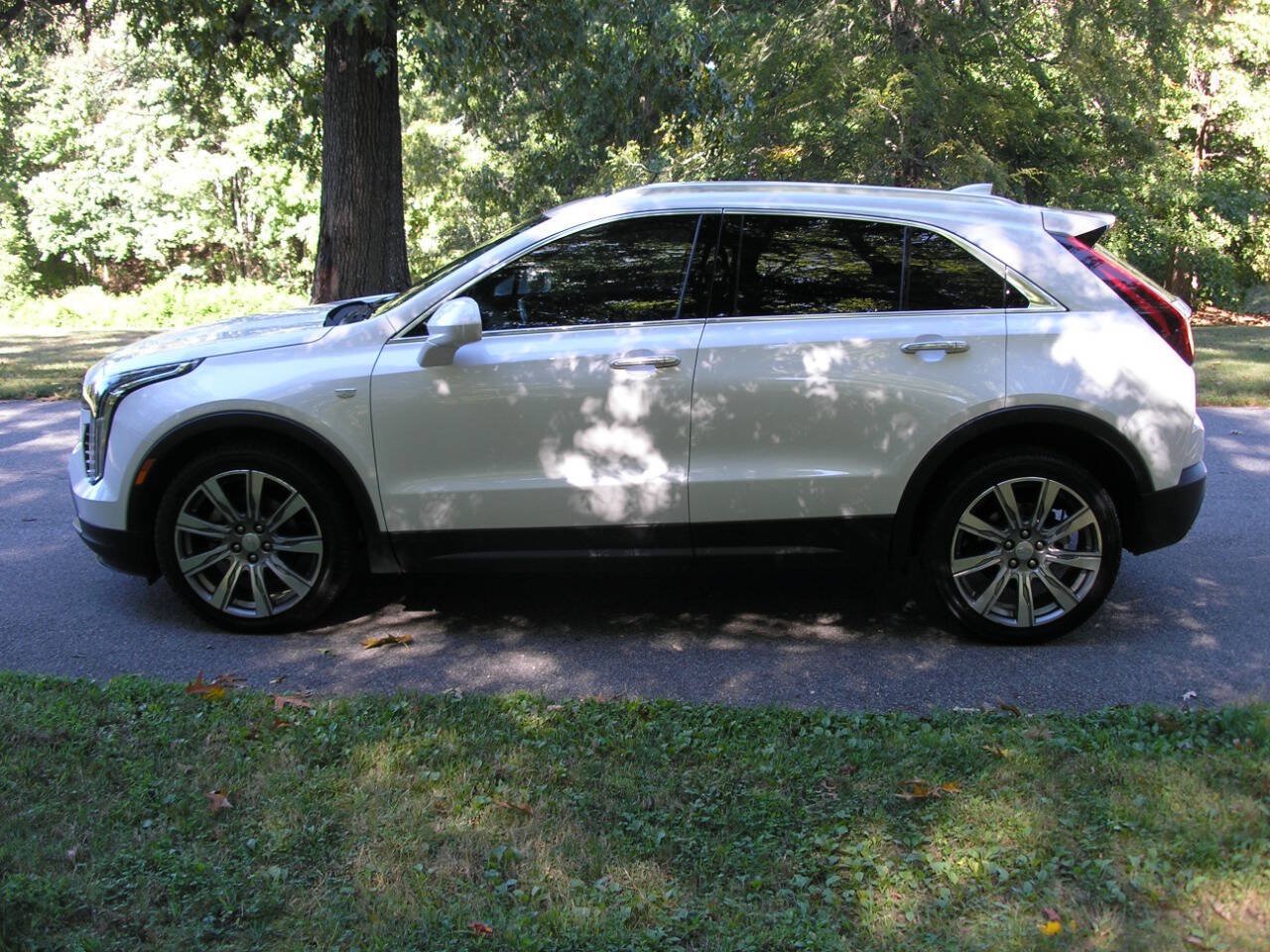 Used 2019 Cadillac XT4 Luxury w/ Cold Weather Package FWD image 12