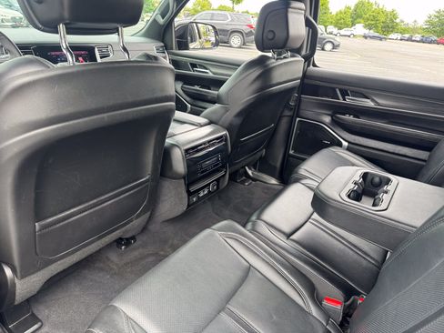 Used 2024 Jeep Wagoneer L Series III w/ Flexible Seating Group AWD/4WD image 18