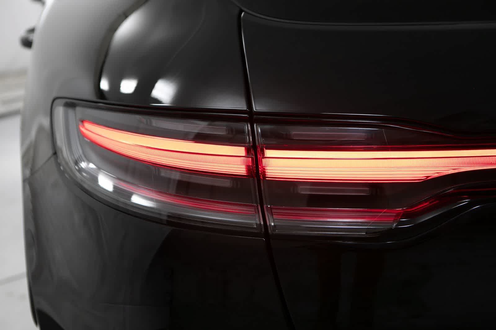 Certified 2024 Porsche Macan S AWD/4WD image 18