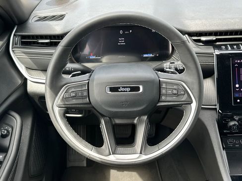 Used 2025 Jeep Grand Cherokee Altitude image 24