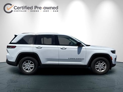 Used 2024 Jeep Grand Cherokee Laredo AWD/4WD image 3