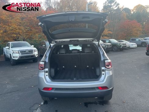 Used 2024 Jeep Compass Latitude image 33
