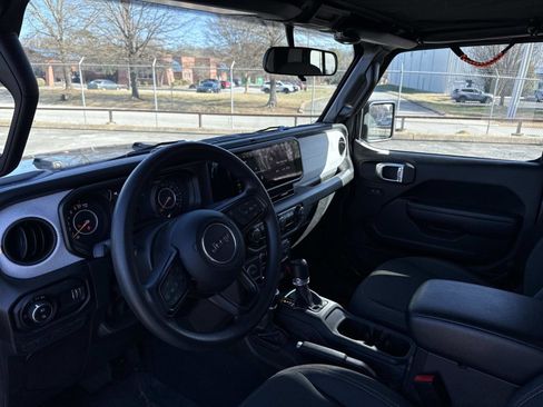Certified 2024 Jeep Gladiator Sport image 8