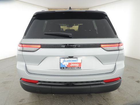 New 2025 Jeep Grand Cherokee Altitude image 4