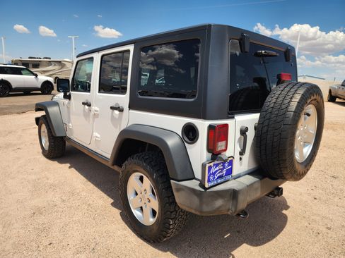 Used 2016 Jeep Wrangler Unlimited Rubicon w/ Connectivity Group AWD/4WD image 6