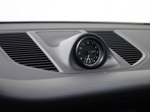 Certified 2025 Porsche Macan image 18