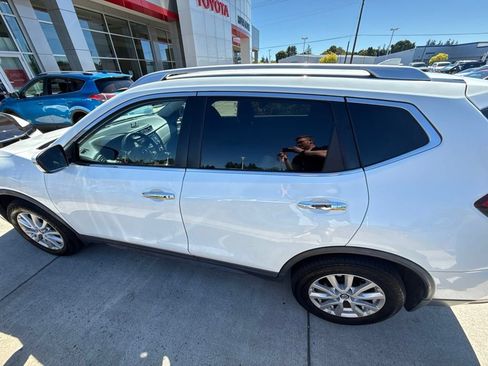 Used 2017 Nissan Rogue SV AWD/4WD image 8