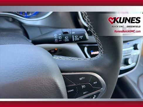 Used 2024 Chrysler Pacifica Touring-L image 35