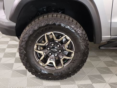Used 2026 Chevrolet Colorado ZR2 w/ Technology Package AWD/4WD image 17