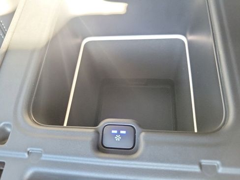 New 2024 Land Rover Discovery Metropolitan Edition image 38