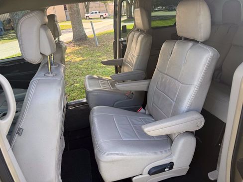 Used 2011 Chrysler Town & Country Touring FWD image 6