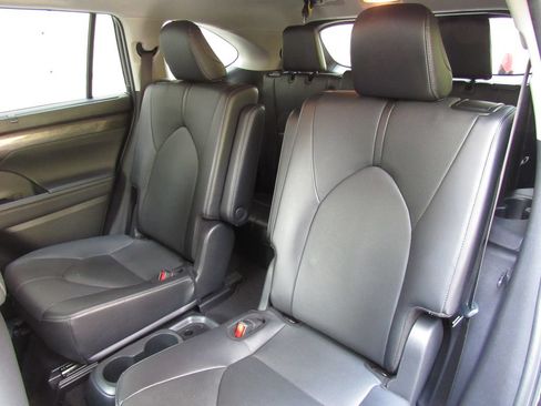Used 2024 Toyota Highlander Limited AWD/4WD image 16