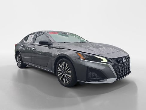 Used 2025 Nissan Altima 2.5 SV FWD image 8