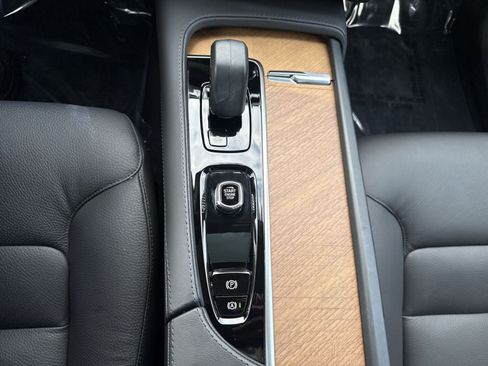 Certified 2024 Volvo XC90 T8 Plus w/ Protection Package Premier AWD/4WD image 22