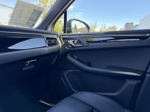 Used 2025 Porsche Macan image 24