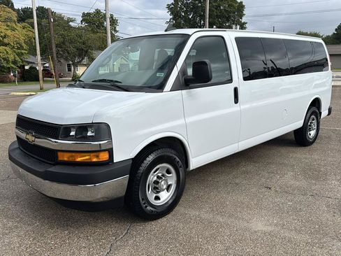 Used 2018 Chevrolet Express 3500 LT w/ LT Preferred Equipment Group RWD image 3