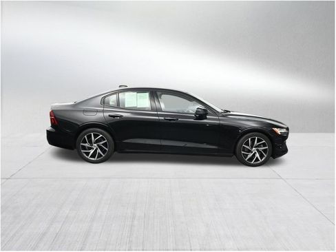 Used 2019 Volvo S60 T5 Momentum w/ Premium Package FWD image 6