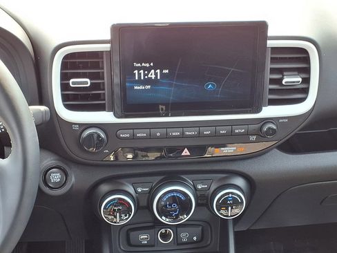 Certified 2025 Hyundai Venue Limited FWD image 11