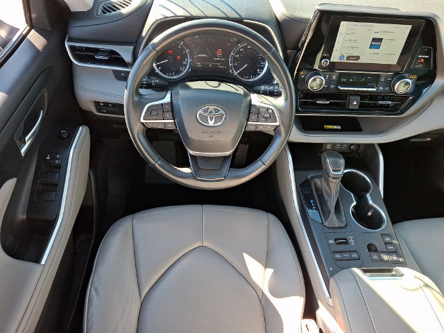 Used 2023 Toyota Highlander XLE AWD/4WD image 10