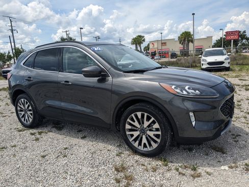 Used 2020 Ford Escape Titanium image 2