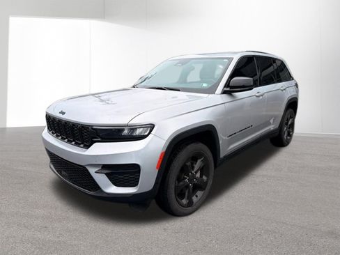 Used 2024 Jeep Grand Cherokee Altitude AWD/4WD image 25