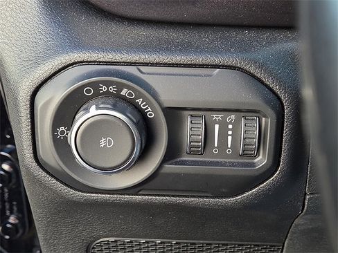 Used 2021 Jeep Wrangler Unlimited Sahara image 25