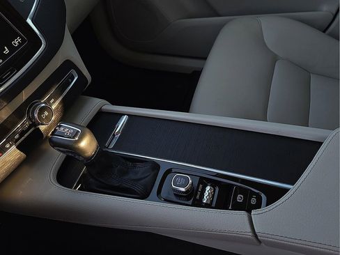 Used 2020 Volvo XC90 T5 Momentum image 21