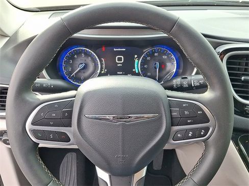 Used 2024 Chrysler Pacifica Touring-L image 18