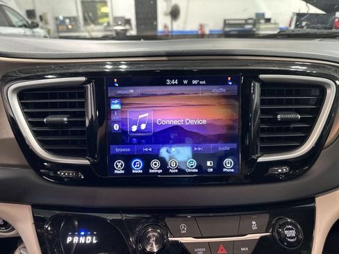 Used 2017 Chrysler Pacifica Touring FWD image 16