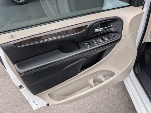 Used 2016 Chrysler Town & Country Touring w/ Driver Convenience Group image 36