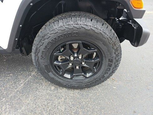 Used 2022 Jeep Gladiator Willys image 10