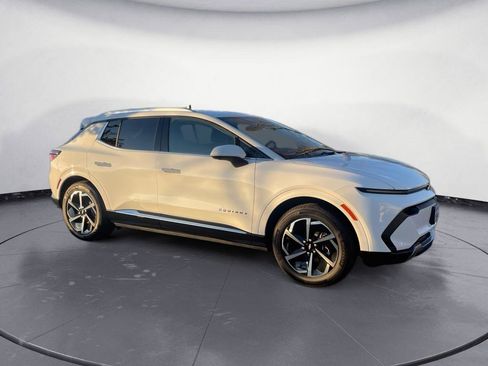 Used 2025 Chevrolet Equinox EV LT w/ Convenience Package image 3