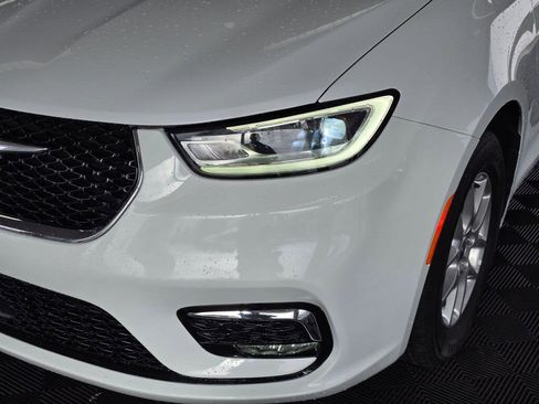 Used 2025 Chrysler Pacifica Select image 10