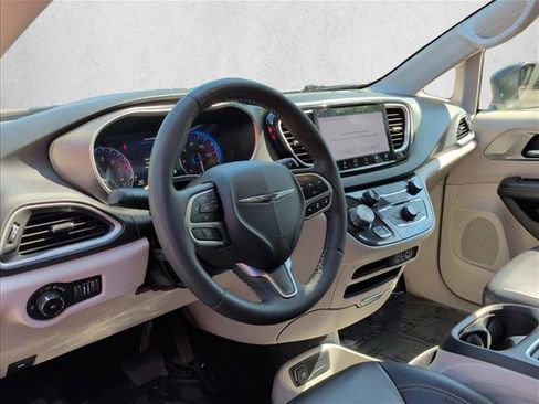 Used 2023 Chrysler Pacifica Touring-L FWD image 9