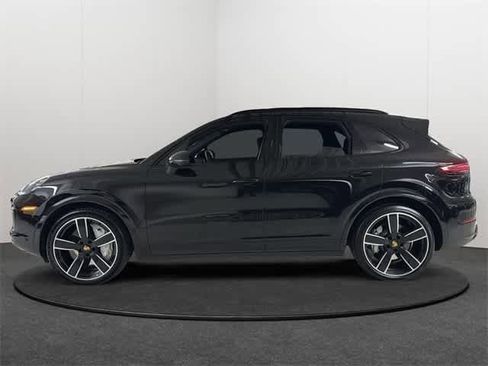Used 2023 Porsche Cayenne Turbo image 3