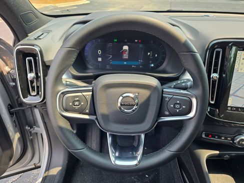 Used 2024 Volvo XC40 B5 Core image 34