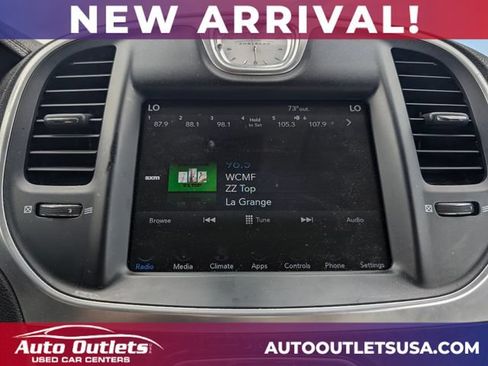 Used 2018 Chrysler 300 Limited AWD/4WD image 19