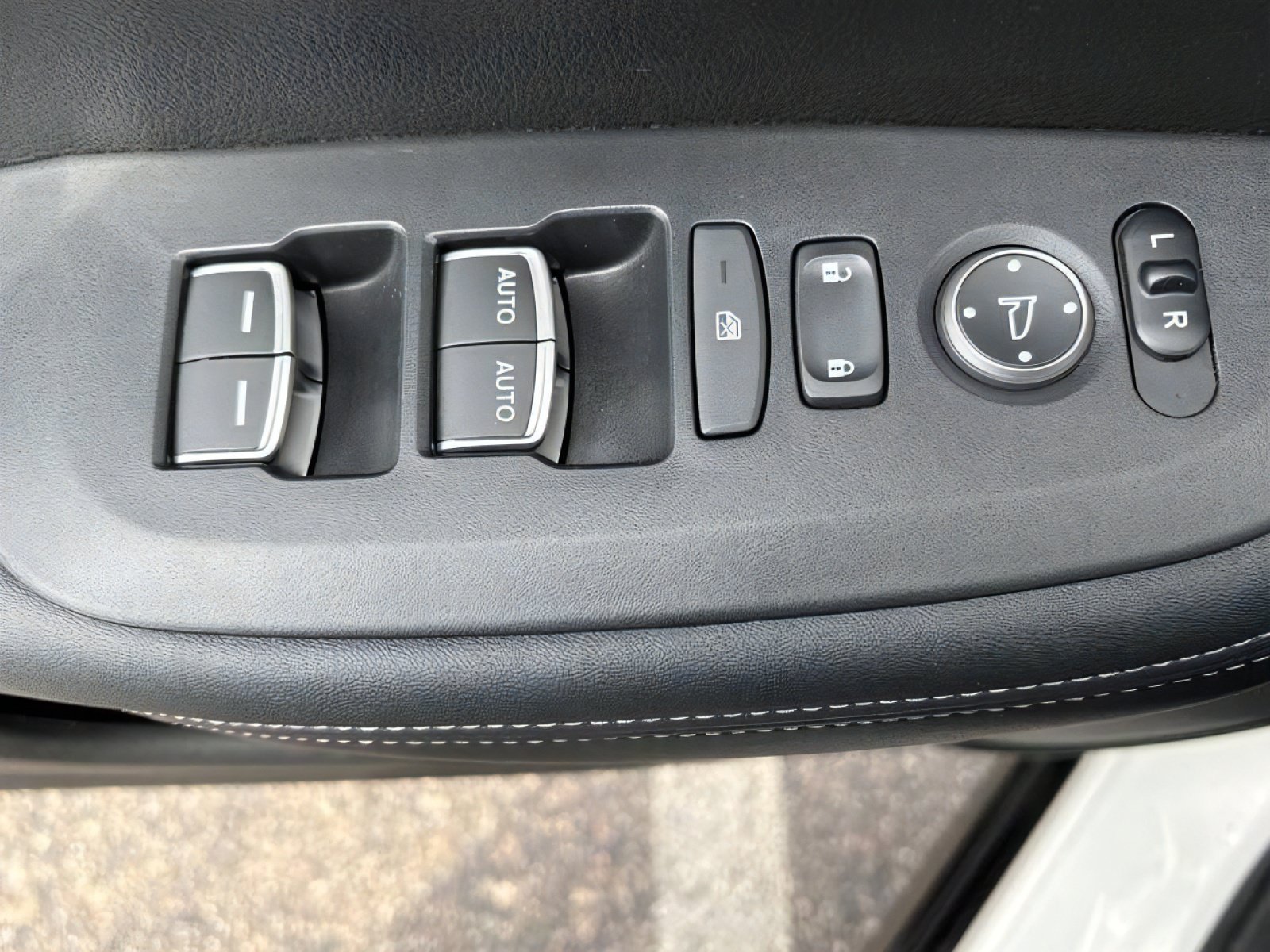 Used 2025 Honda HR-V EX-L image 16